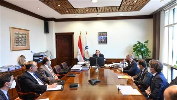 وزير البترول مع وفد