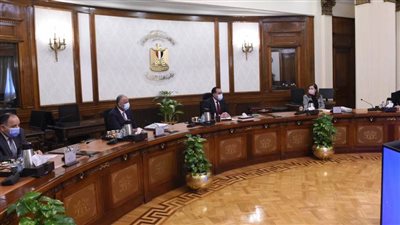 مدبولي يبحث مع طارق عامر و3 وزراء إجراءات احتواء التداعيات الاقتصادية للحرب الروسية الأوكرانية