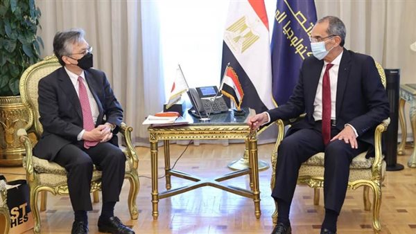 وزير الاتصالات وسفير