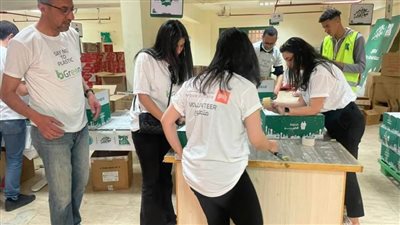 موظفو بنك القاهرة يشاركون في تغليف وتعبئة كراتين الخير | صور