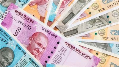 تداول الروبية الهندية في نطاق ضيق مقابل الدولار