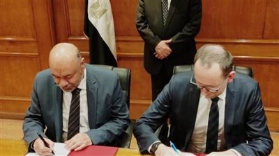 وزير قطاع الأعمال العام يشهد توقيع عقد استشارات بين شركتي النصر للسيارات و