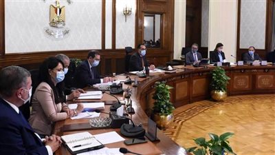 بحضور نائبي محافظ البنك المركزي..رئيس الوزراء يترأس اجتماع المجموعة الوزارية الاقتصادية