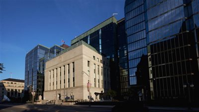 البنكين المركزيان في كندا ونيوزيلندا يرفعان سعر الفائدة بمقدار 0.5%