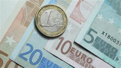 اليورو يهبط إلى ادني مستوى في عامين أمام الدولار