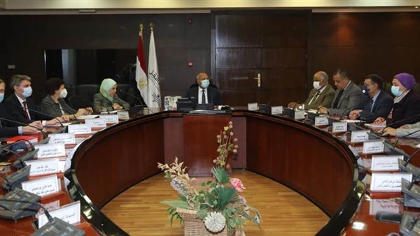 وزير النقل مع وفد