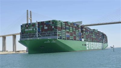 قناة السويس تشهد عبور السفينة العملاقة 