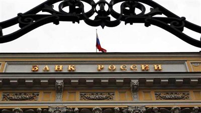 البنك المركزي الروسي يفرض قيودًا إضافية للرقابة على العملة