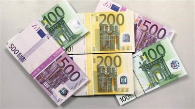 اليورو يتراجع عن أدنى مستوياته ويتجه نحو خسارة أسبوعية كبيرة