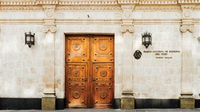 البنك المركزي في بيرو يرفع سعر الفائدة إلى أعلى مستوى منذ 2009