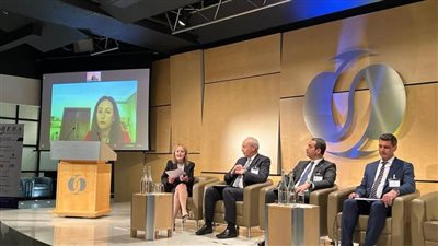 بجلسة البنك الأوروبي لإعادة الإعمار.. رئيس اقتصادية قناة السويس يبحث مع مستثمرين سبل الاستثمار في مصر