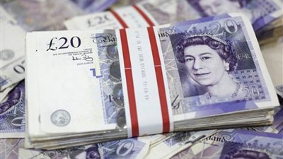 الجنيه الإسترليني يتراجع إلى أدنى مستوى