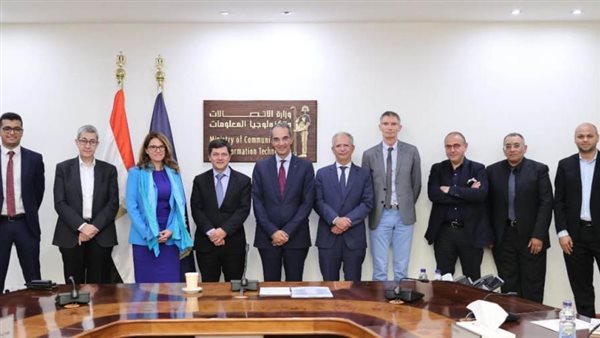وزير الاتصلات مع
