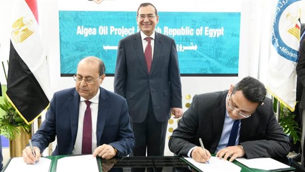 جانب من توقيع الاتفاقية