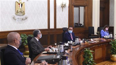 رئيس الوزراء يتابع خطط التوسع في إقامة مشروعات تحلية مياه البحر