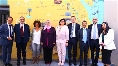 رئيس مجموعة البنوك الدولية لمجموعة انتيسا سان باولو يزور مدرسة تواصل المجتمعية