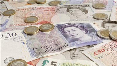 الجنيه الإسترليني يسجل أدنى مستوى في أسبوعين