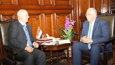 وزير الزراعة يبحث مع مسئول البنك الأوروبي للاستثمار المشروعات المستقبلية بين مصر والبنك