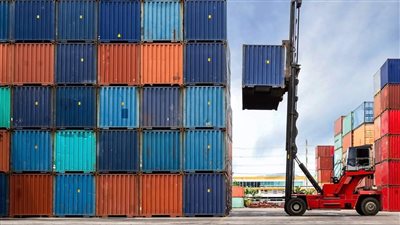 تراجع العجز التجاري الأميركي بأكبر وتيرة في 10 سنوات