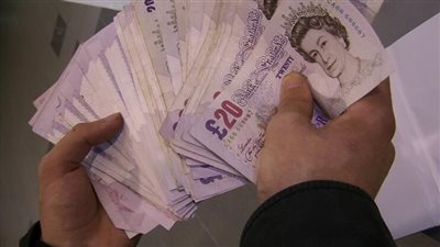 الجنيه الإسترليني يهبط أمام الدولار