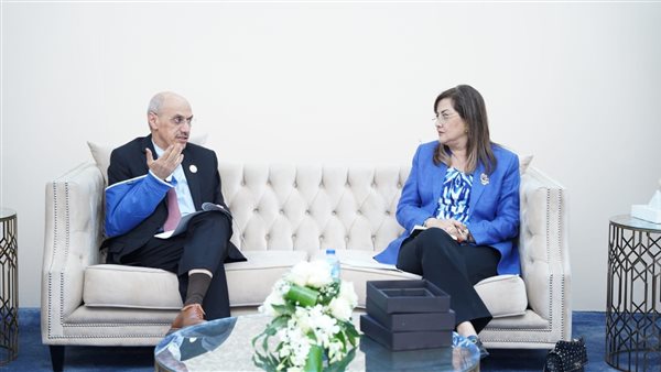 وزيرة التخطيط مع