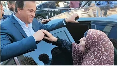 فى لفتة إنسانية.. خالد عبد الغفار يحقق حلم سيدة مسنة طلبت منه سكنا خلال زيارته لطنطا