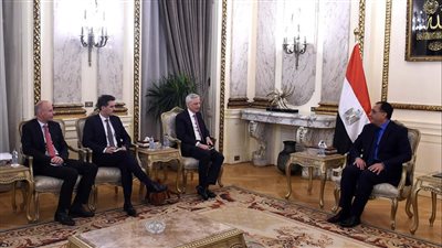 رئيس الوزراء يبحث مع السفير الفرنسي عدد من الملفات ذات الاهتمام المشترك