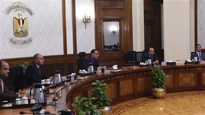 بحضور مسؤلي البنك المركزي.. رئيس الوزراء يلتقي مسئولي بنك 