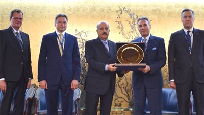 بحضور الإتربي.. منح رئيس جمعية المصارف البحرينية جائزة 