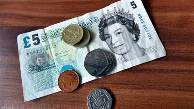 تراجع الجنيه الإسترليني بعد بيانات انكماش الاقتصاد البريطاني في يونيو