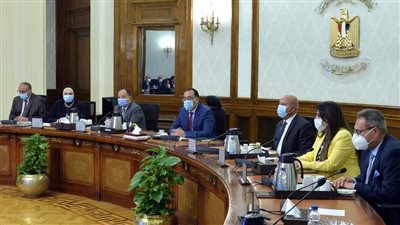 رئيس الوزراء: الحكومة تولى أهمية كبيرة لتنمية وتوطين صناعة السيارات فى مصر