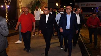 رئيس الوزراء يقوم بجولة ليلية لتفقد المنطقة الترفيهية بــ العلمين الجديدة عقب تشغيلها