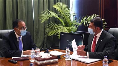 رئيس الوزراء يتابع مع رئيس هيئة للاستثمار عدد من المشروعات