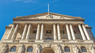 بنك إنجلترا يرفع أسعار الفائدة بمقدار نصف نقطة لترويض التضخم