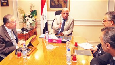 وزير قطاع الأعمال العام  يتابع مستجدات مشروعات تطوير شركات القابضة الكيماوية