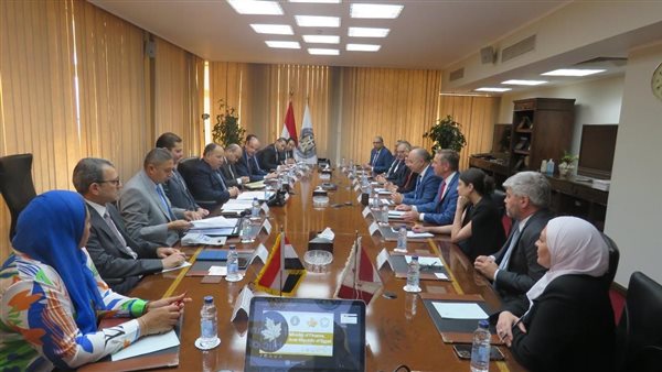 وزير المالية مع الوفد