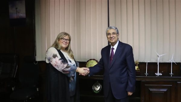 وزير الكهرباء مع