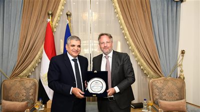 رئيس قناة السويس يبحث التعاون مع وزير الطاقة والمناخ الدنماركي بشأن التحول الأخضر