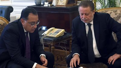 رئيس الوزراء يلتقي محافظ البنك المركزي لاستعراض عدد من الملفات الاقتصادية