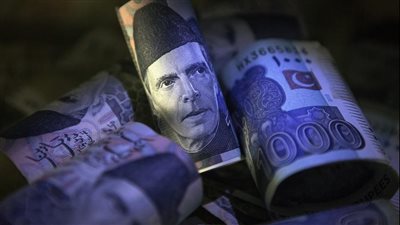 توقعات باستعادة الروبية الباكستانية عافيتها بعد الموافقة على صرف شريحة قرض صندوق النقد