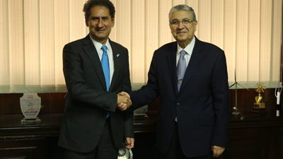وزير الكهرباء يبحث مع مدير الوكالة الدولية للطاقة المتجددة التعاون في مجال الهيدروجين الاخضر