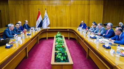 رئيس اقتصادية قناة السويس يبحث مع سكاتك النرويجية مشروعات الوقود الأخضر
