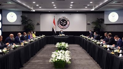 رئيس الوزراء: مستعدون لإصدار التراخيص بصورة فورية وإزالة أية معوقات أمام المستثمرين
