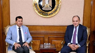 وزيري التجارة والشباب يبحثان التوسع في تصنيع المستلزمات الرياضية