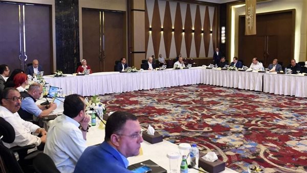 لقاء مدبولي مع المستثمرين