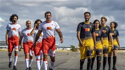 «ماستركارد» تقتحم موسوعة جينيس بمباراة كرة قدم فوق السحاب