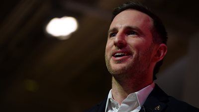 الملياردير جو غيبيا ينضم إلى مجلس إدارة تيسلا بعد تنحيه عن إدارة منصة Airbnb