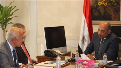 وزير قطاع الأعمال العام يبحث مع السفير الإيطالي فرص الاستثمار في صناعة إطارات السيارات