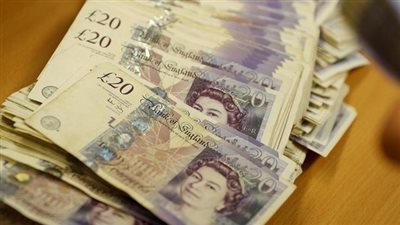 خبراء: الجنيه الإسترليني أحد أسوأ العملات أداء مقابل الدولار في 2022 لهذه الأسباب