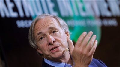 ملياردير شهير يعتذر للدولار: «كنت اعتقد أنه قمامة لكنه انتصر أمام باقي العملات»